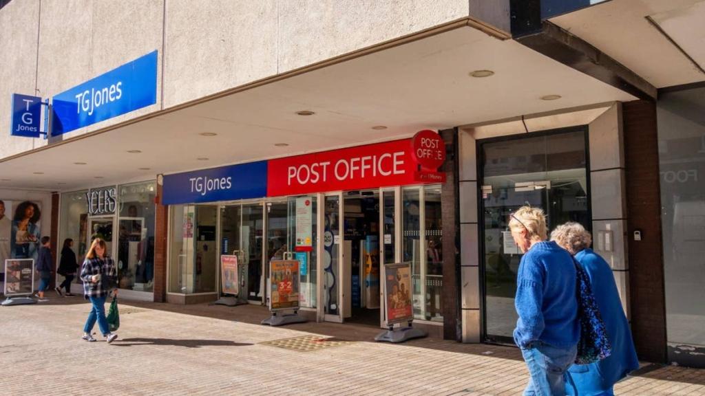 234-year-old book and news chain starts closing hundreds of stores